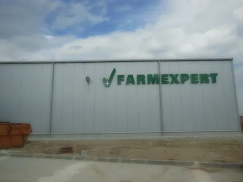 Construcie hala pe structura metalica si hidroizolatii FARMEXPERT Brasov – fotografie 1