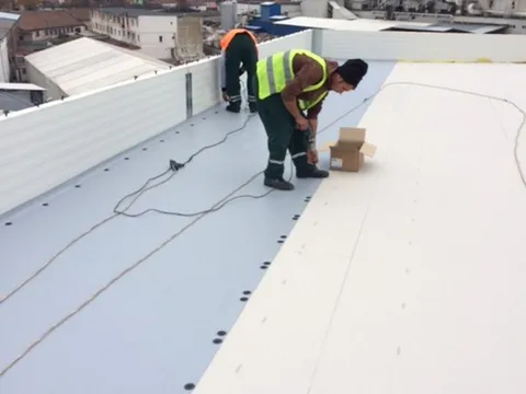 Hidroizolații cu membrane PVC la fabrica de hârtie ECOPAPER Zărnești, Brașov – fotografie 5