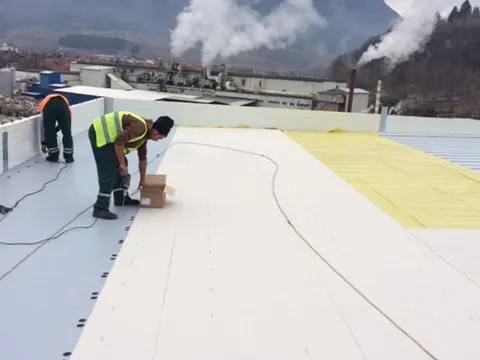 Hidroizolații cu membrane PVC la fabrica de hârtie ECOPAPER Zărnești, Brașov – fotografie 8