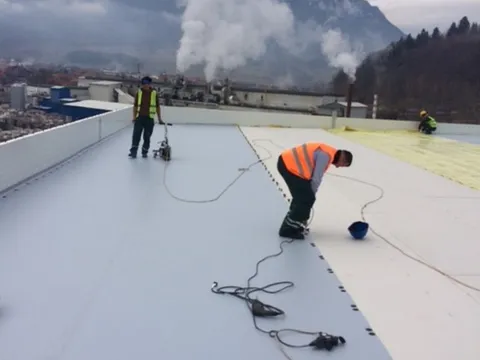 Hidroizolații cu membrane PVC la fabrica de hârtie ECOPAPER Zărnești, Brașov – fotografie 11