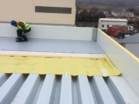 Hidroizolații cu membrane PVC la fabrica de hârtie ECOPAPER Zărnești, Brașov – fotografie 14