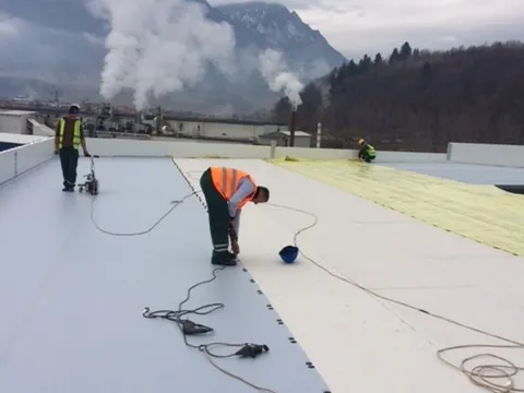 Hidroizolații cu membrane PVC la fabrica de hârtie ECOPAPER Zărnești, Brașov – fotografie 16