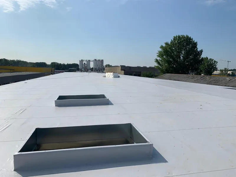 Acoperiș de hală industrială hidroizolat cu membrană, cu luminatoare