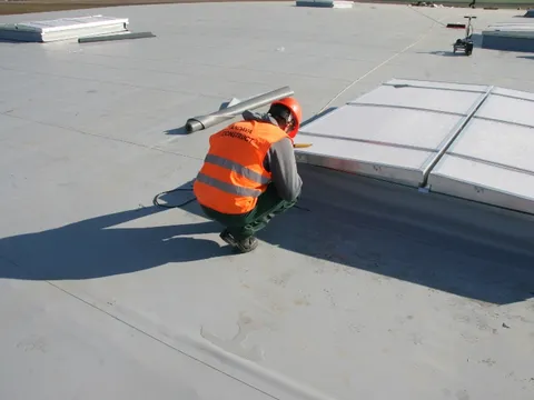 Construcie hala pe structura metalica si hidroizolatii FARMEXPERT Brasov – fotografie 2