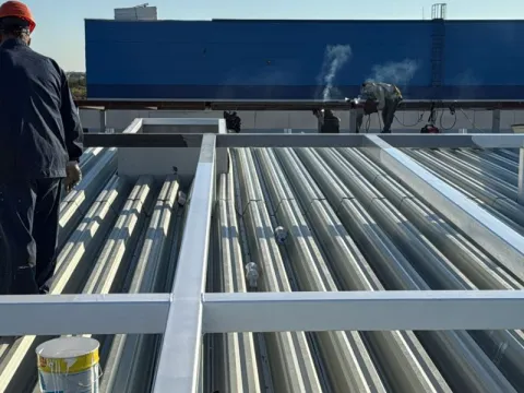 Montaj acoperiș hale depozitare Otopeni – Membrană PVC Sika 20G – fotografie 2