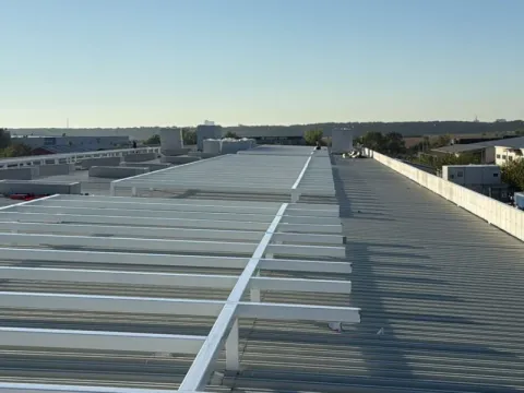 Montaj acoperiș hale depozitare Otopeni – Membrană PVC Sika 20G – fotografie 3