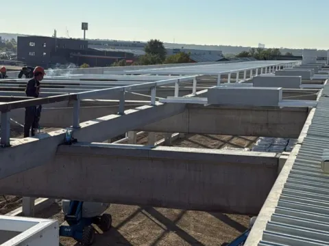 Montaj acoperiș hale depozitare Otopeni – Membrană PVC Sika 20G – fotografie 4