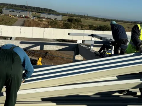 Montaj acoperiș hale depozitare Otopeni – Membrană PVC Sika 20G – fotografie 5