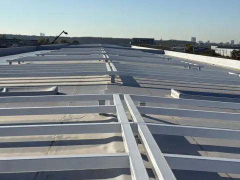 Montaj acoperiș hale depozitare Otopeni – Membrană PVC Sika 20G – fotografie 8