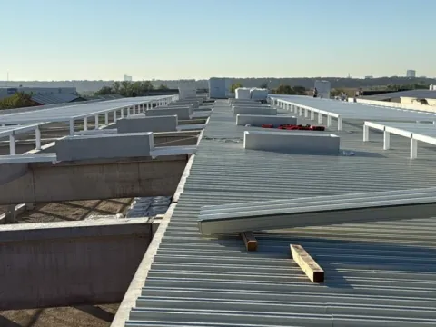Montaj acoperiș hale depozitare Otopeni – Membrană PVC Sika 20G – fotografie 9