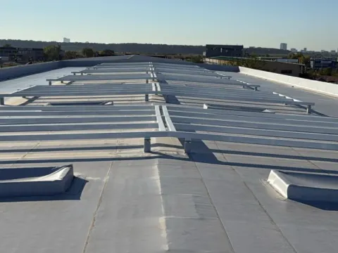 Montaj acoperiș hale depozitare Otopeni – Membrană PVC Sika 20G – fotografie 10