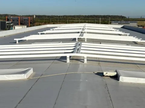 Montaj acoperiș hale depozitare Otopeni – Membrană PVC Sika 20G – fotografie 11