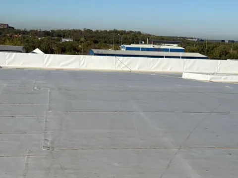 Montaj acoperiș hale depozitare Otopeni – Membrană PVC Sika 20G – fotografie 14