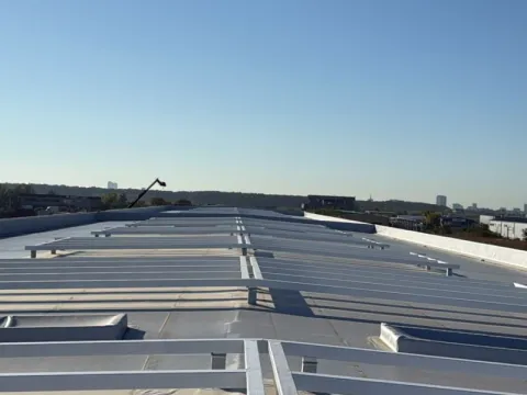 Montaj acoperiș hale depozitare Otopeni – Membrană PVC Sika 20G – fotografie 15