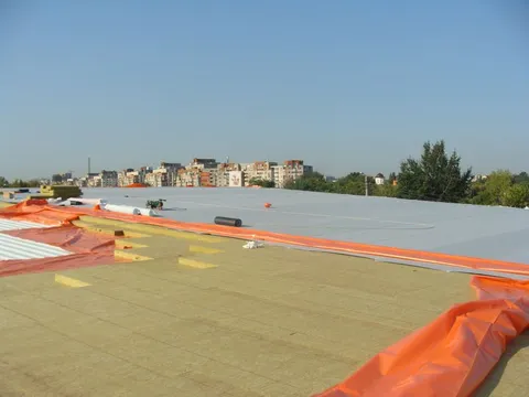 Montaj si hidroizolatie acoperis LIDL Bucuresti – fotografie 4