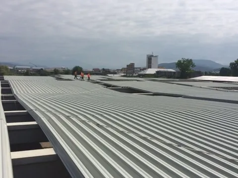 Montaj sistem hidroizolatie acoperis Hala LEONI 4 Bistrita – fotografie 10