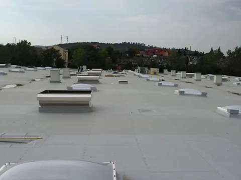 Montaj sistem hidroizolatie acoperis Hala LEONI 4 Bistrita – fotografie 17