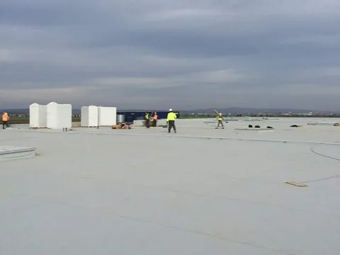 Montaj soluție de hidroizolații cu membrană PVC – Hala Log Center Ploiești – fotografie 2