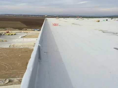 Montaj soluție de hidroizolații cu membrană PVC – Hala Log Center Ploiești – fotografie 5