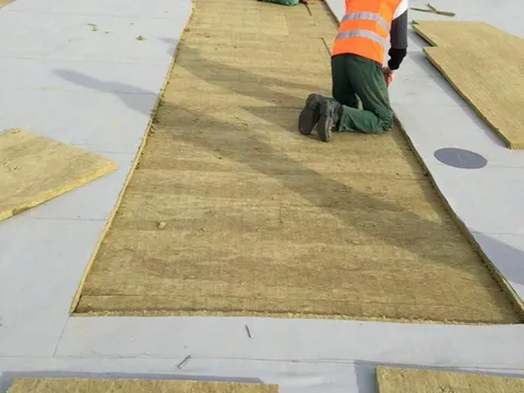 Montaj soluție de hidroizolații cu membrană PVC – Hala Log Center Ploiești – fotografie 11