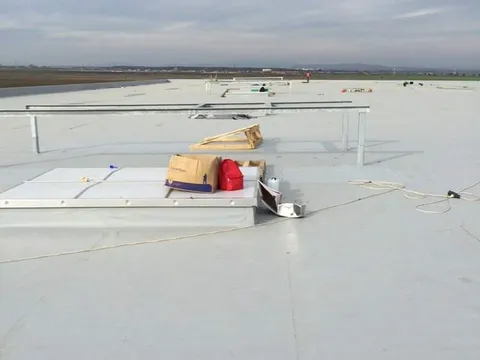 Montaj soluție de hidroizolații cu membrană PVC – Hala Log Center Ploiești – fotografie 13