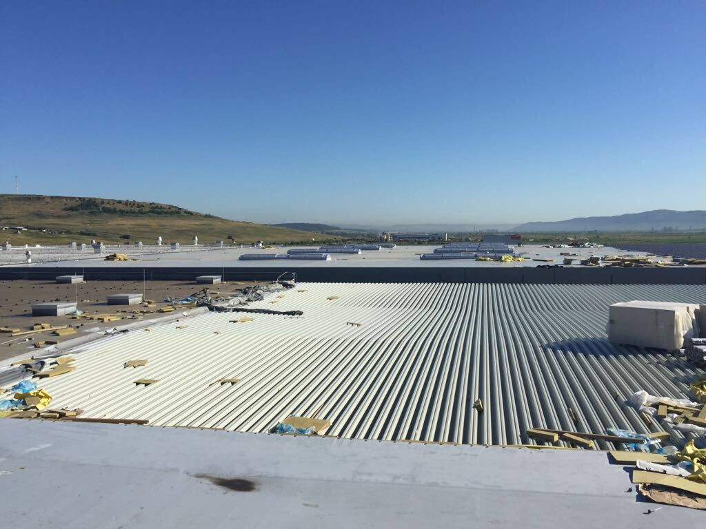 Montat sistem complet de acoperis hala si hidroizolatie – DeLonghi Cluj