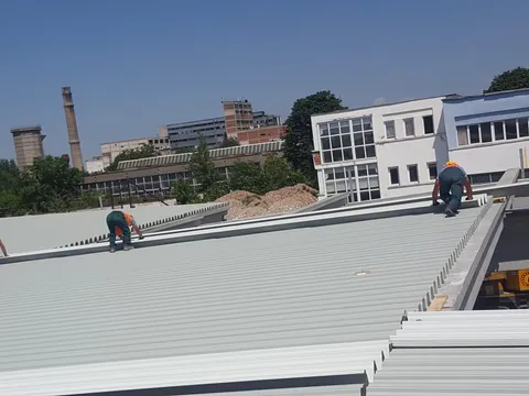 Montat sistem complet acoperis Carrefour Roman – fotografie 4