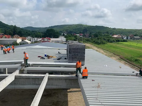 Montat sistem complet acoperiș hală – Abator Pitești – fotografie 5