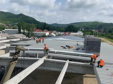 Montat sistem complet acoperiș hală – Abator Pitești – fotografie 6