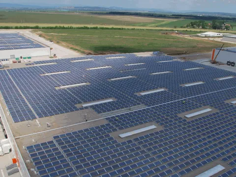 Montaj panouri fotovoltaice in cadrul West Park Ploiesti – fotografie 1