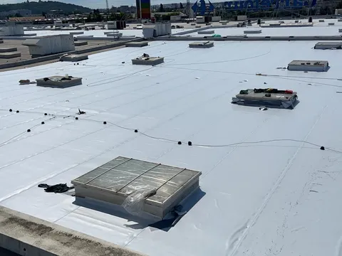 Reparatie capitala acoperis hala Carrefour Felicia Iasi – fotografie 2