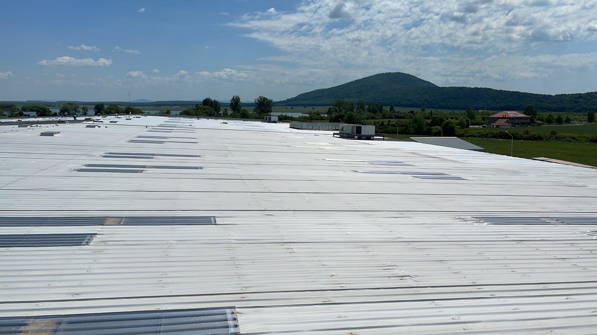 Reparație acoperiș hală de producție Ineu