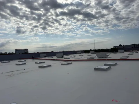 Reparație capitală acoperiș Carrefour Băneasa – Înlocuire membrană PVC SikaPlan 15 G – fotografie 2